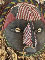 African Mwaash aMbooy mask from the Kuba people with raffia, Antiek en Kunst
