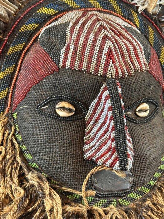African Mwaash aMbooy mask from the Kuba people with raffia, Antiek en Kunst, Kunst | Niet-Westerse kunst