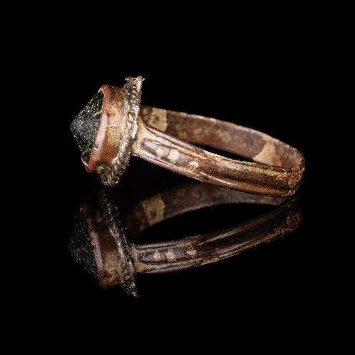 Byzantijns Bronzen ring met groene edelsteen (Zonder, Antiek en Kunst, Antiek | Overige Antiek