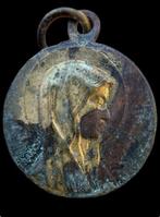 devotionele medalje in gotische Victoriaanse stijl waarop de