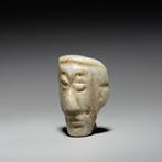 Mixteken, Mexico Jade Hanger in de vorm van een masker. 800