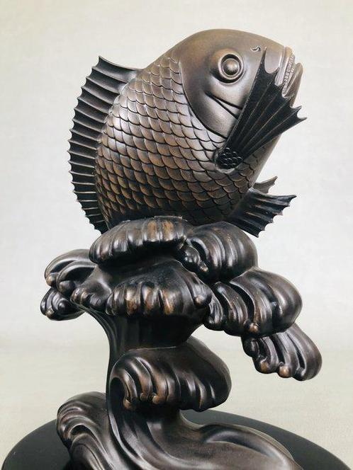 Brons - Statue of a carp climbing a waterfall  - Heisei, Antiek en Kunst, Antiek | Overige Antiek