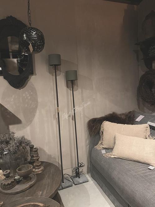 Aura Peeperkorn vloerlamp zwarte buis / hardstenen voet 130, Huis en Inrichting, Lampen | Overige, Nieuw, Ophalen of Verzenden