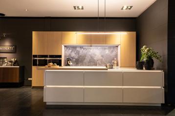 High-end eikenhouten eilandkeuken met luxe Miele apparatuur! beschikbaar voor biedingen