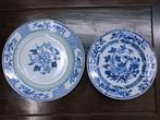 twee blauw-witte borden, Kangxi - Porselein - China - Kangxi, Antiek en Kunst