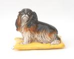 Majolica porseleinen hond op kussen Hollywood Recency 1960, Antiek en Kunst, Antiek | Porselein