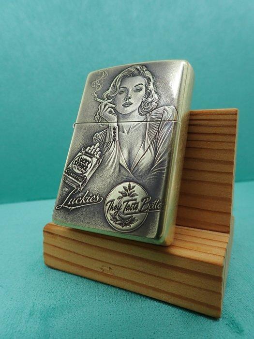 Zippo - Zippo Custom - Luckies - Zonder minimumprijs -, Verzamelen, Rookartikelen, Aanstekers en Luciferdoosjes