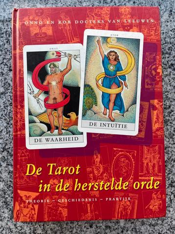 De tarot in de herstelde orde beschikbaar voor biedingen