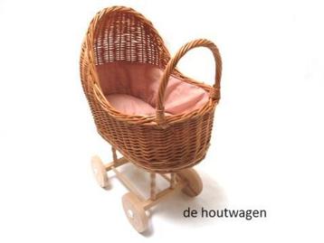 rieten poppenwagen met katoenen bekleding.