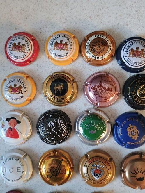 Champagne capsules (60) - Metaal - Champagne en crémant, Antiek en Kunst, Antiek | Speelgoed