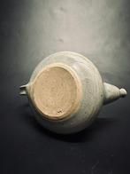 Pot - Stenen theepot Japans met aangebracht hagedismotief. -