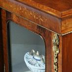 Credenza vitrine met 3 beglaasde deuren ca 1870 notenhouten, Antiek en Kunst, Antiek | Meubels | Kasten, Ophalen of Verzenden