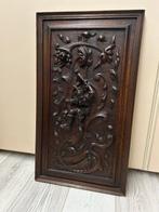 Zuilvormig houtsnijwerk, Handgesneden houten reliëfpaneel in, Antiek en Kunst