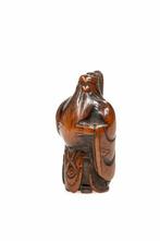 Een fijne boxwood netsuke die de generaal Guan Yu met, Antiek en Kunst
