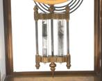 Een marmeren cage vitrée pendule met twee cassolettes, Gebruikt