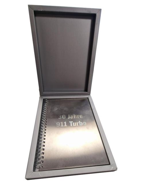 2004 PORSCHE 911 TURBO 30 JAAR ALUMINIUM BROCHURE DUITS, Boeken, Auto's | Folders en Tijdschriften, Porsche