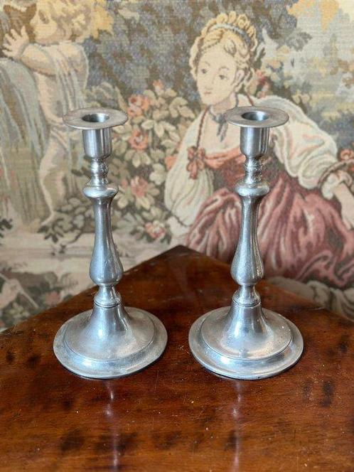 Antike französische Kerzenhalter aus Zinn – 2er-Set,, Antiek en Kunst, Curiosa en Brocante
