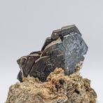 ZWITSERLAND, IRISEREND HEMATIET met PHALERITE, Zeldzaamheid