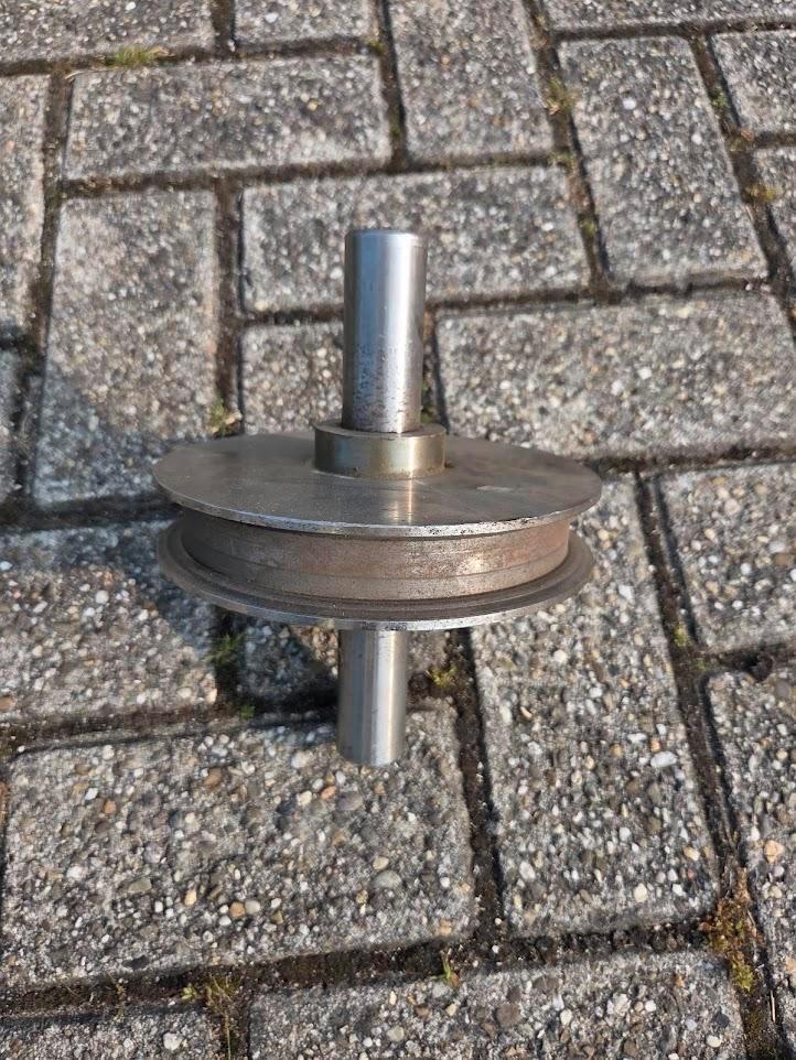 Stalen poelie met as – diameter ca. 19 cm, Doe-het-zelf en Verbouw, Betonmolens, Nieuw, Ophalen of Verzenden