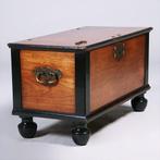 Kleine Koloniale kist ca 1800 in Djati met zwarte details en, Antiek en Kunst, Ophalen of Verzenden