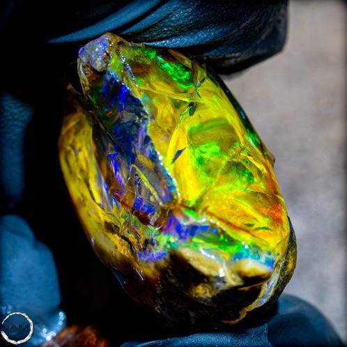 Zeer zeldzame natuurlijke AAA+++ Crystal Opal onbehandeld 78, Verzamelen, Mineralen en Fossielen