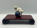 Een fijne Hirado porseleinen netsuke van een shishi op een, Antiek en Kunst