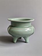 Wierookbrander - Een Chinese celadon Ru-porselein driepotige, Antiek en Kunst