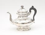 Een zilveren theepot, Hongarije, 1918-1937, Zilver
