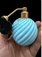 Curieus, chic, een flesje parfum met pompnevelaar is een