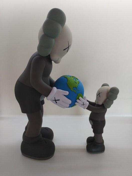 Kaws (1974) - KAWS THE PROMISE (Brown), Antiek en Kunst, Kunst | Designobjecten