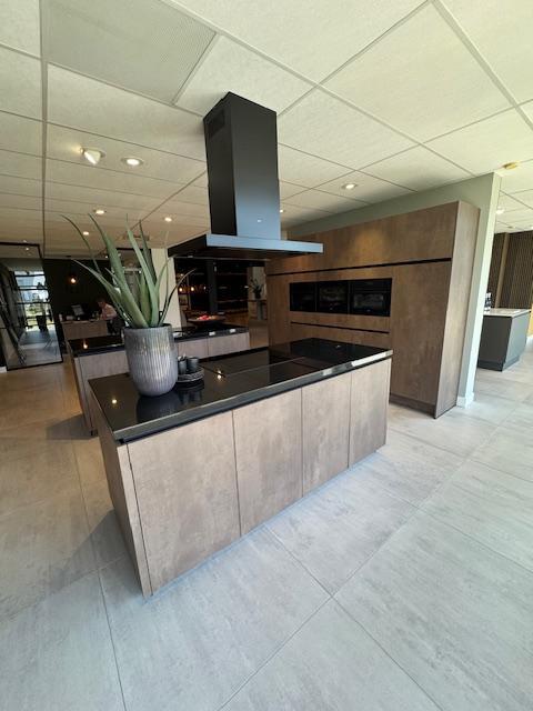 Prachtige opstelling met eiland!, Huis en Inrichting, Keuken | Complete keukens, Graniet of Steen, Greeploos, Met kookeiland, Overige kleuren