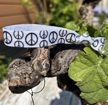 Elastische vredes armband/haarelastiek zwart/wit beschikbaar voor biedingen