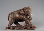 Olifant houtsnijwerk met glasogen en zilverdraad - gemerkt -