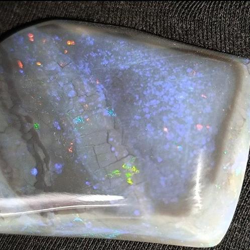 Enorme zwarte Australische opaal van 139,10 karaat, Verzamelen, Mineralen en Fossielen