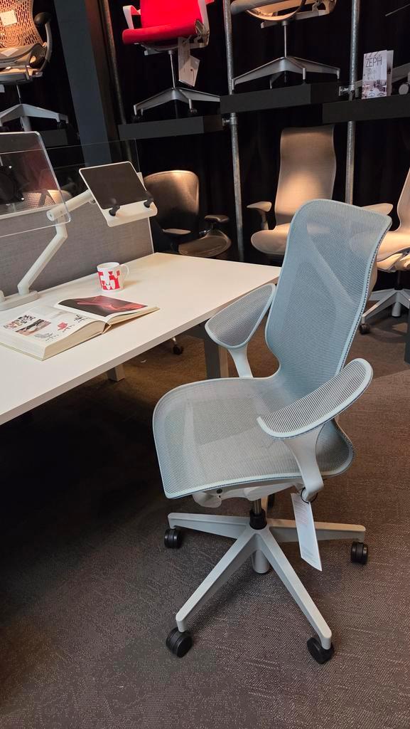 HermanMiller Cosm / wit / mineral / leaf  * magazijnopr *, Huis en Inrichting, Bureaustoelen, Ergonomisch, Wit, Nieuw, Bureaustoel