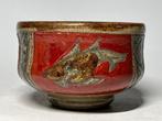 Tsuboya ware theekopje — Rode golven, oude handen. -, Antiek en Kunst
