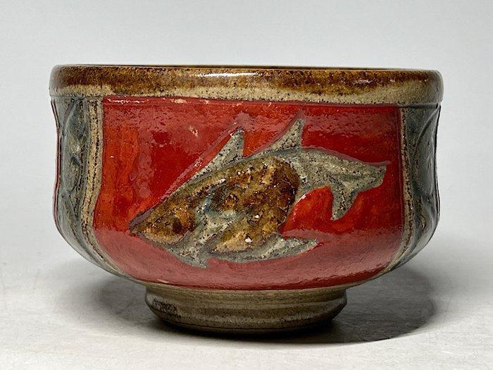 Tsuboya ware theekopje — Rode golven, oude handen. -, Antiek en Kunst, Antiek | Overige Antiek