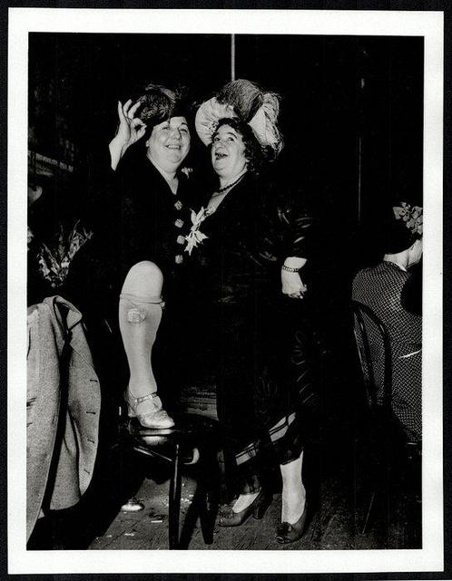 Weegee - Billie Dauscha (left) and Mabel Sidney, two, Antiek en Kunst, Kunst | Schilderijen | Modern