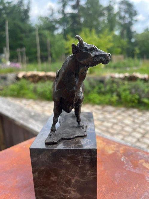 after Louis Carvin - sculptuur, Statige koe - 2,3 kg - 18 cm, Antiek en Kunst, Curiosa en Brocante