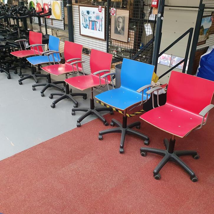Eromes houten bureaustoelen / schoolstoelen - rood en blauw, Huis en Inrichting, Stoelen, Ophalen of Verzenden