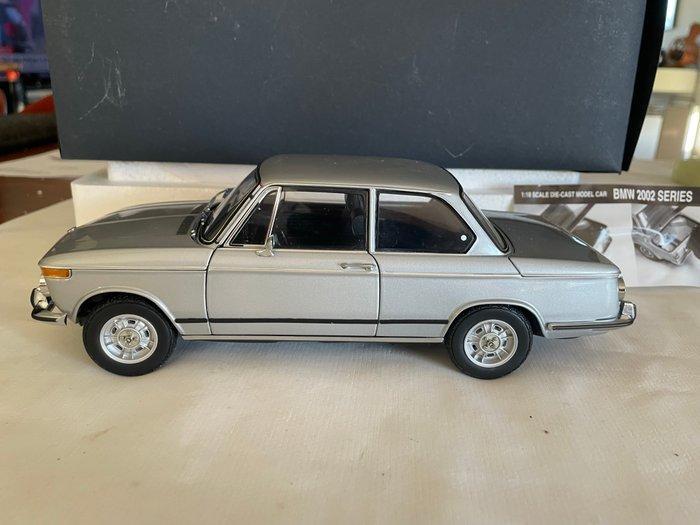 Kyosho 1:18 - Modelauto - BMW 2002tii, Hobby en Vrije tijd, Modelauto's | 1:5 tot 1:12