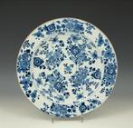 Een grote, zeer gave, blauw-wit Chinees porseleinen schotel, Antiek en Kunst