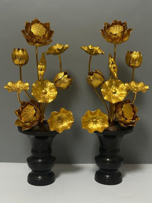 Een paar Jyôka (gilded temple flowers) met messing vazen., Antiek en Kunst, Antiek | Overige Antiek