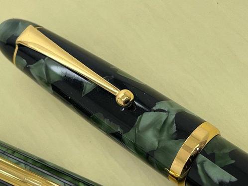 Visconti - piston filler and eyedropper in celluloid -, Verzamelen, Pennenverzamelingen