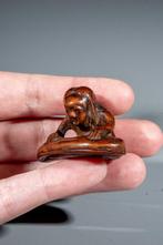 Een ongebruikelijke boxwood netsuke van een zeemeermin die