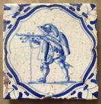 Tegel - Antieke delftse tegel met soldaat - musketier - ca, Antiek en Kunst