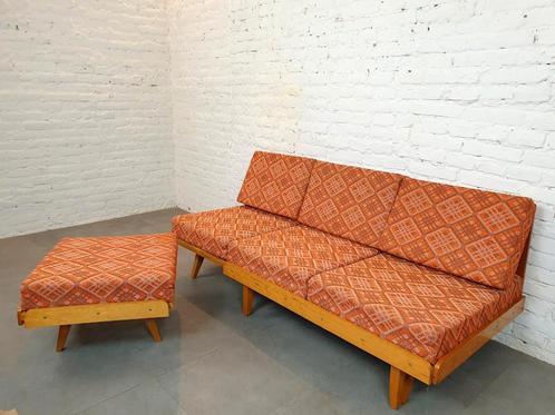 Slaapbank +Hocker uit 1960, 140X200 cm. in zeer goede staat, Huis en Inrichting, Slaapkamer | Slaapbanken, 140 cm, 200 cm, Overige kleuren