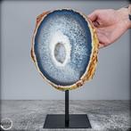 Natuurlijke chalcedoon & agaat druse op standaard van