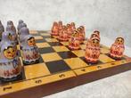 Schaakspel - Vintage set of checkers. Matryoshka dolls.