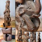 Ancienne poulie de métier à tisser en bois sculpté de singe